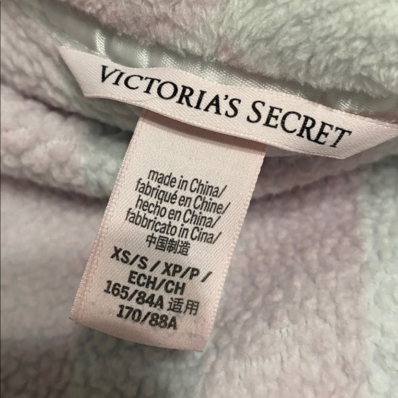 VS Robe - Picture 3 of 5